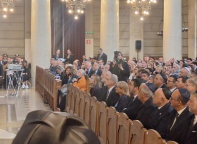 Strage del 7 ottobre, commemorazione alla Sinagoga di Roma. Meloni: “La reticenza tradisce un antisemitismo latente. Israele si difenda ma nel rispetto del diritto umanitario”