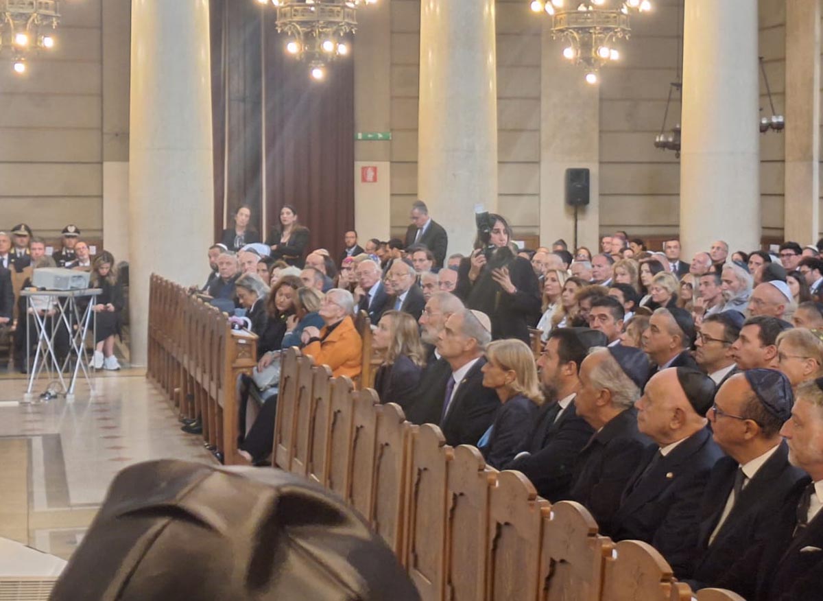 Strage del 7 ottobre, commemorazione alla Sinagoga di Roma. Meloni: “La reticenza tradisce un antisemitismo latente. Israele si difenda ma nel rispetto del diritto umanitario” Strage del 7 ottobre, commemorazione alla Sinagoga di Roma. Meloni: “La reticenza tradisce un antisemitismo latente. Israele si difenda ma nel rispetto del diritto umanitario”