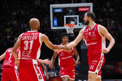 LeDay super, l’Olimpia Milano travolge la Dinamo Sassari. Festa al Forum per Dan Peterson e scudetto