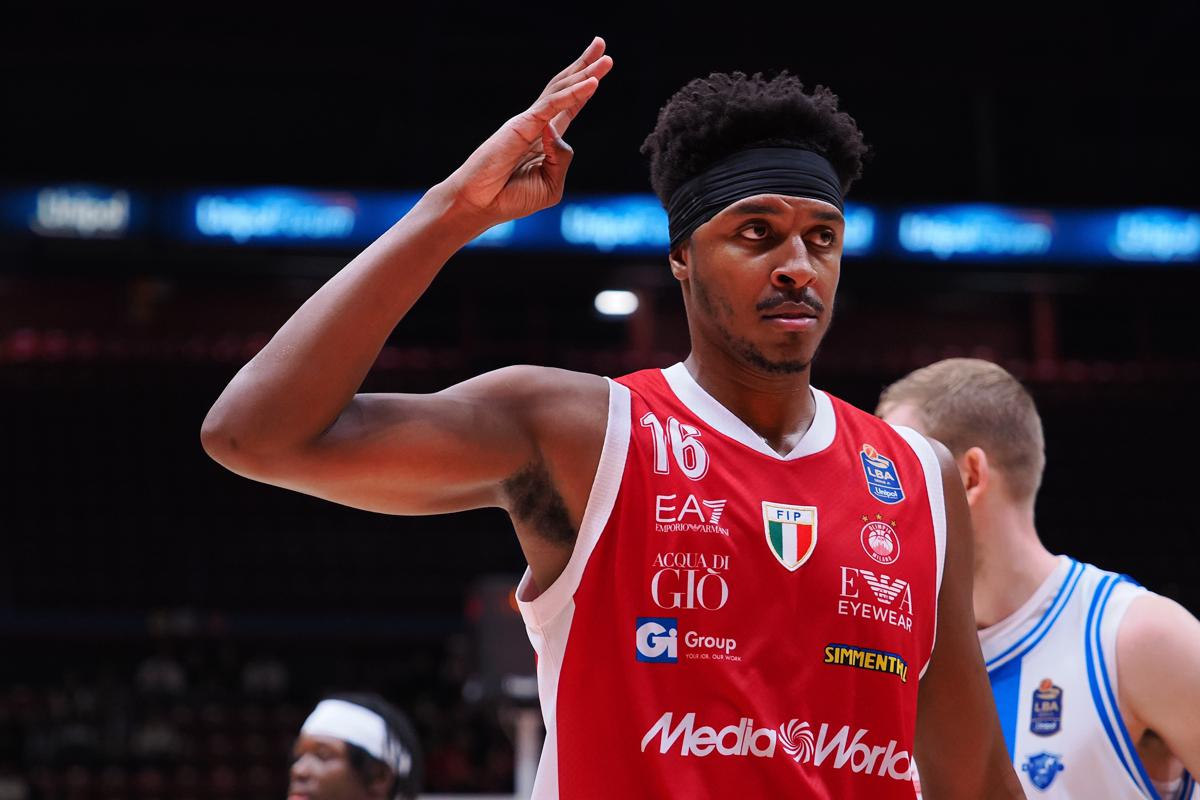 Galleria foto 'LeDay super, l’Olimpia Milano travolge la Dinamo Sassari. Festa al Forum per Dan Peterson e scudetto' - foto 1
