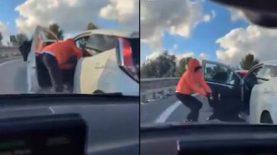 Napoli, tentata rapina in mezzo alla strada: a volto coperto trascina una donna fuori dall’auto