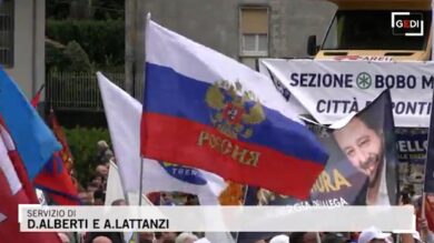 Lega, Vannacci show a Pontida: tra il pubblico spunta la bandiera russa. “Putin è un grande presidente”