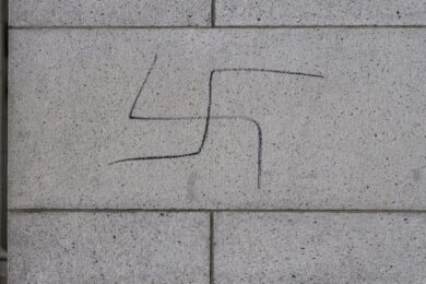 Milano, sette svastiche sui muri di una scuola nei pressi del Memoriale della Shoah