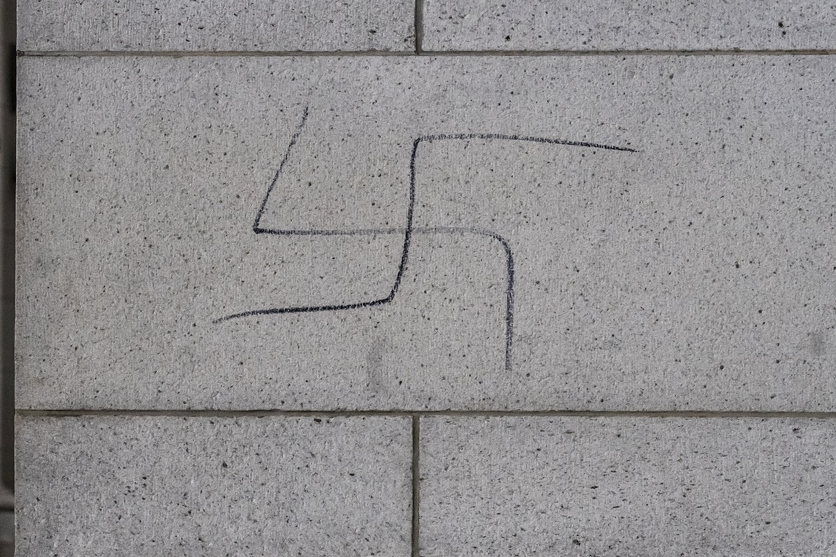 Milano, sette svastiche sui muri di una scuola nei pressi del Memoriale della Shoah Milano, sette svastiche sui muri di una scuola nei pressi del Memoriale della Shoah