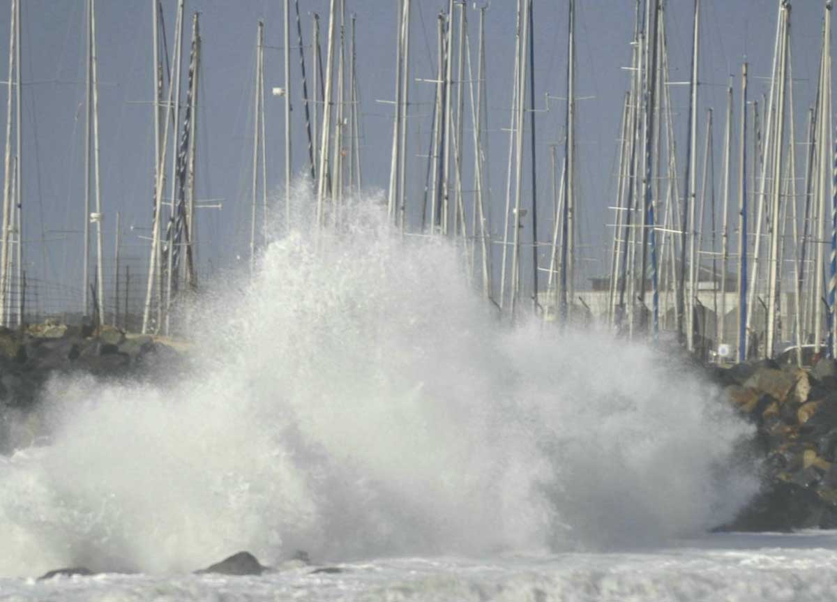 Civitavecchia contro Fiumicino per un mare di navi: la guerra non dichiarata per il porto. E il Pd va in testa coda