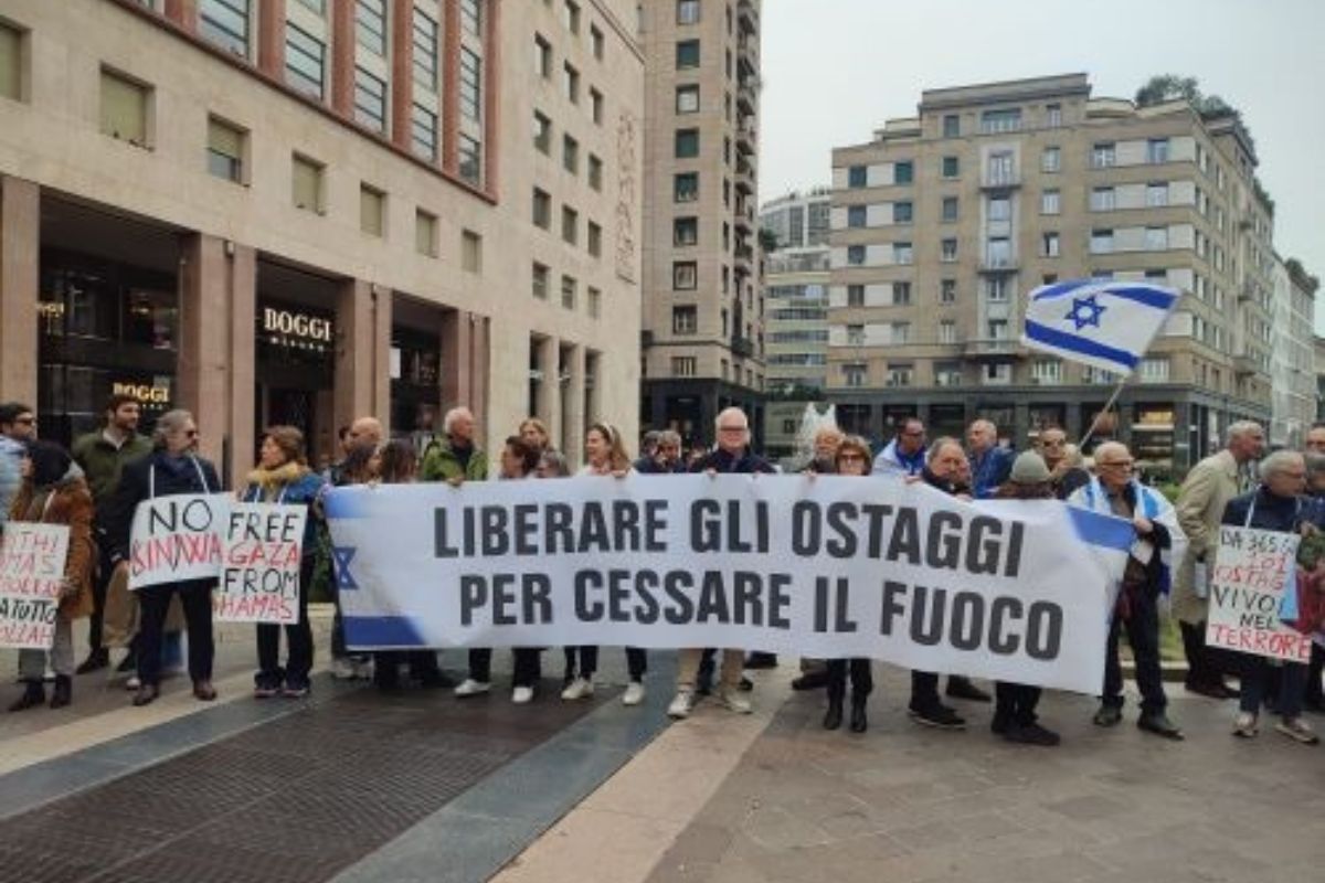 Primo anniversario della strage di Hamas: centinaia di persone a Milano. FOTO
