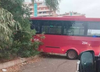 L’autista sviene, bus 016 Atac carambola contro 10 auto poi finisce fuori strada: 7 feriti a Malafede e tanta paura