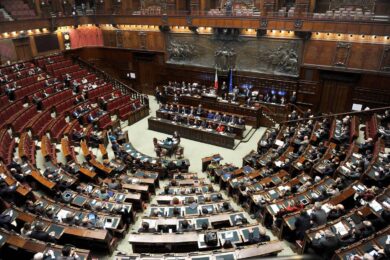 Consulta, fumata nera: le opposizioni non partecipano e la destra vota scheda bianca. Schlein: “Li abbiamo fermati”