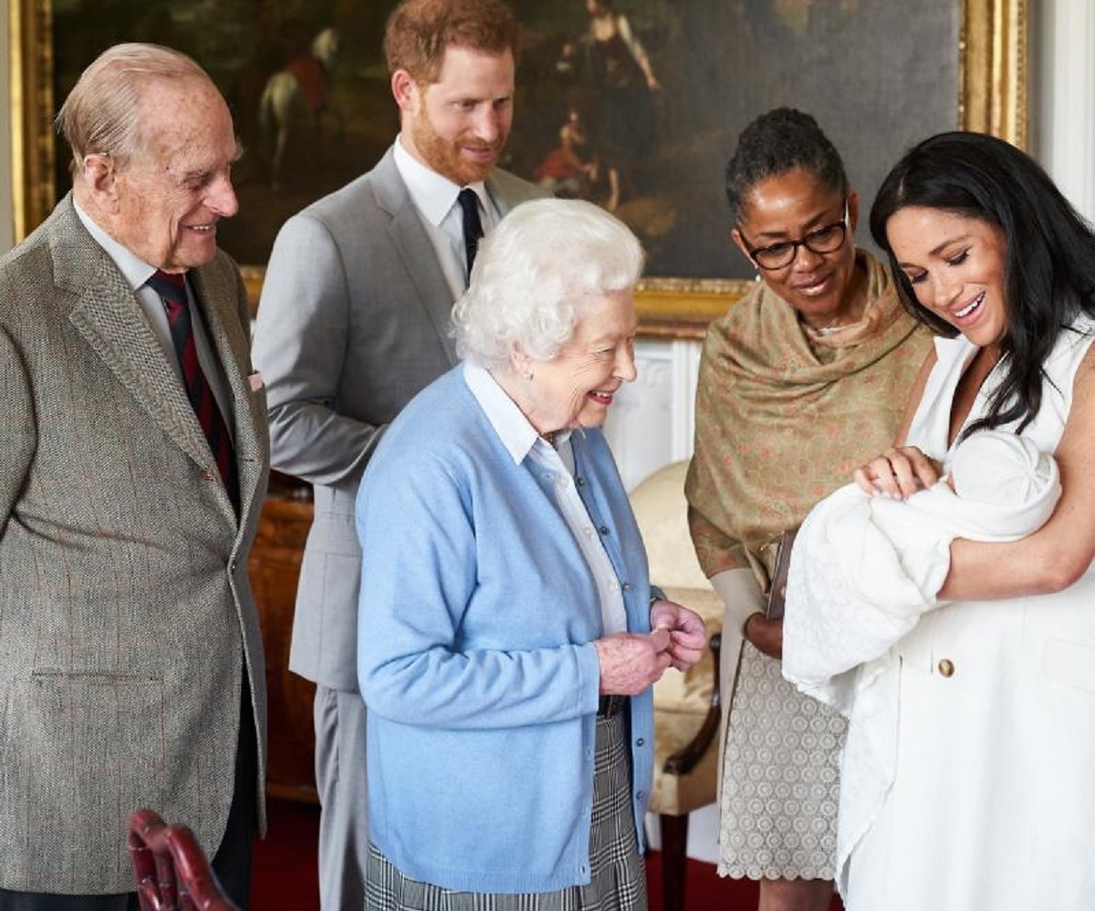 Harry e Meghan in crisi? Lei va una festa e lui in giro per il mondo. Che cosa sta succedendo. Rumor