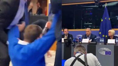 Orbán aggredito durante una conferenza stampa al Parlamento europeo: un manifestante gli si scaglia addosso. Il video virale