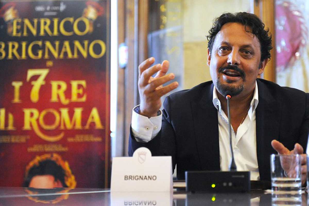 Il ministro Crosetto “evade” dal Consiglio dei Ministri e vola al Sistina per vedere Brignano e i 7 Re di Roma