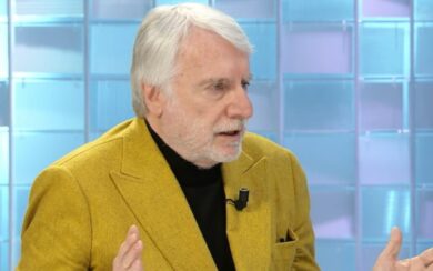 Strangola la moglie e la uccide davanti ai figli, Crepet ad Affari: “Uomini violenti e sempre più egoisti: i piccoli intrappolati in un ergastolo psicologico” 