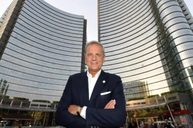 Enrico Bertolino a Milano con lo spettacolo “Vecchi si nasce non si diventa”