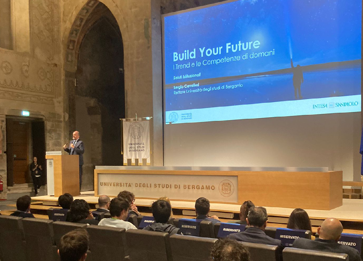 Intesa Sanpaolo e Università di Bergamo incontrano 450 studenti sulle competenze del futuro Intesa Sanpaolo e Università di Bergamo incontrano 450 studenti sulle competenze del futuro