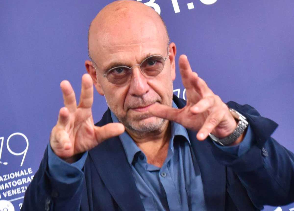 Paolo Virzì riapre la sedia da regista e gira a Roma “Cinque Secondi”. Nel cast Mastrandrea, Bruni Tedeschi e Ilaria Spada Paolo Virzì riapre la sedia da regista e gira a Roma “Cinque Secondi”. Nel cast Mastrandrea, Bruni Tedeschi e Ilaria Spada