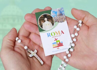 Giubileo, l’invasione dei souvenir tarocchi: pendagli, rosari e bracciali col logo ufficiale ma Made in China