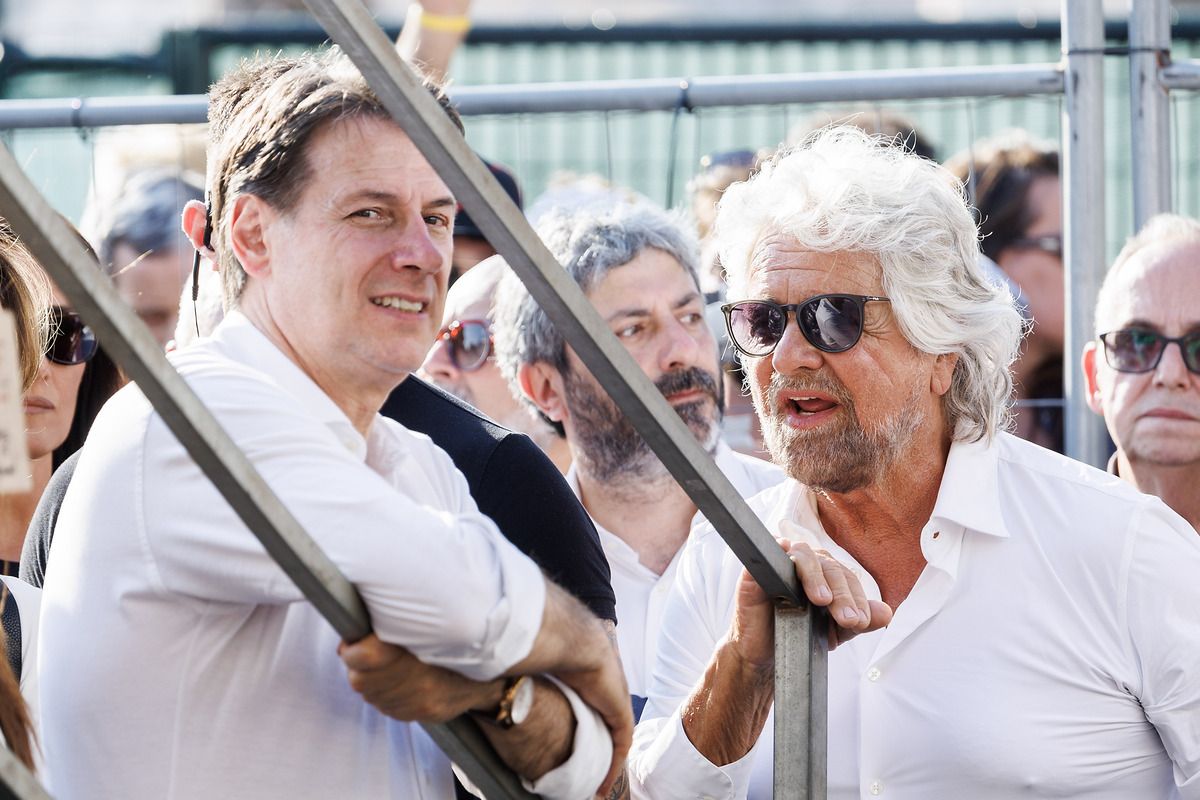 Grillo chiama la base: “Riprendiamoci tutto”. Ma ormai è quasi solo. Casalino e altri big si schierano con Conte