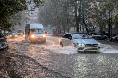 Lombardia sotto il diluvio: torna l’allerta arancione a Milano. Scuole chiuse a Lecco e Bergamo