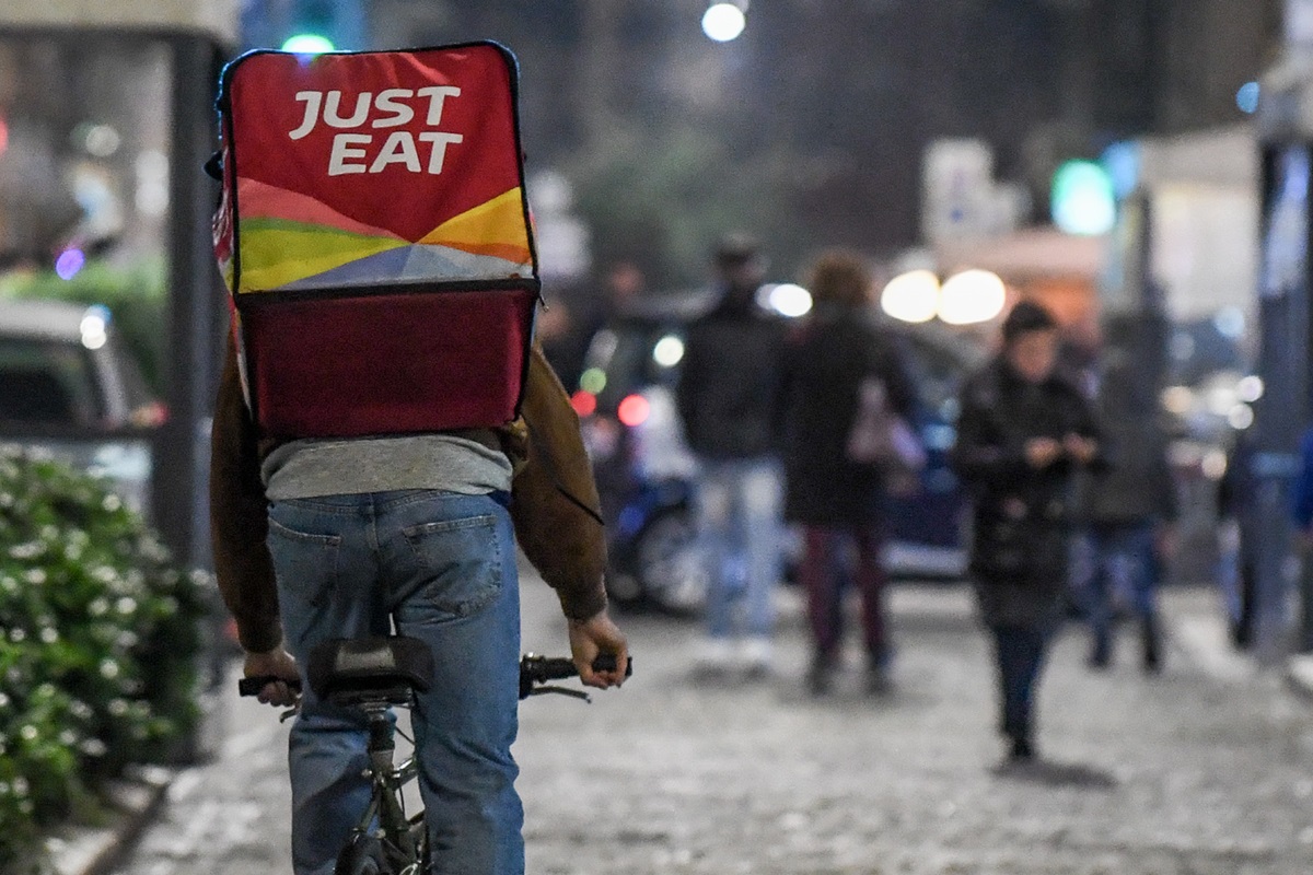 In strada nonostante il nubifragio: lo sciopero dei rider lombardi In strada nonostante il nubifragio: lo sciopero dei rider lombardi