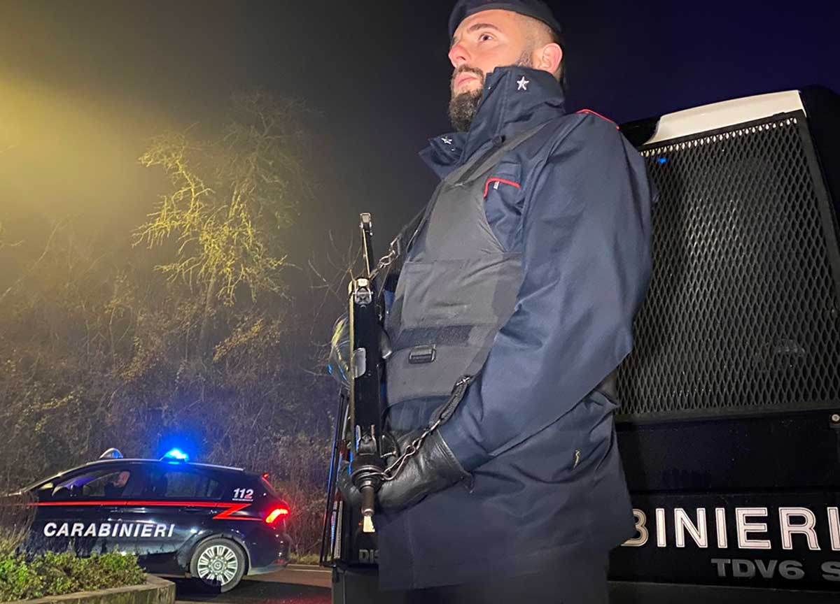 Roma da paura, caccia a un suv che ha tentato di investire un Carabiniere. Il militare spara un colpo di pistola Roma da paura, caccia a un suv che ha tentato di investire un Carabiniere. Il militare spara un colpo di pistola