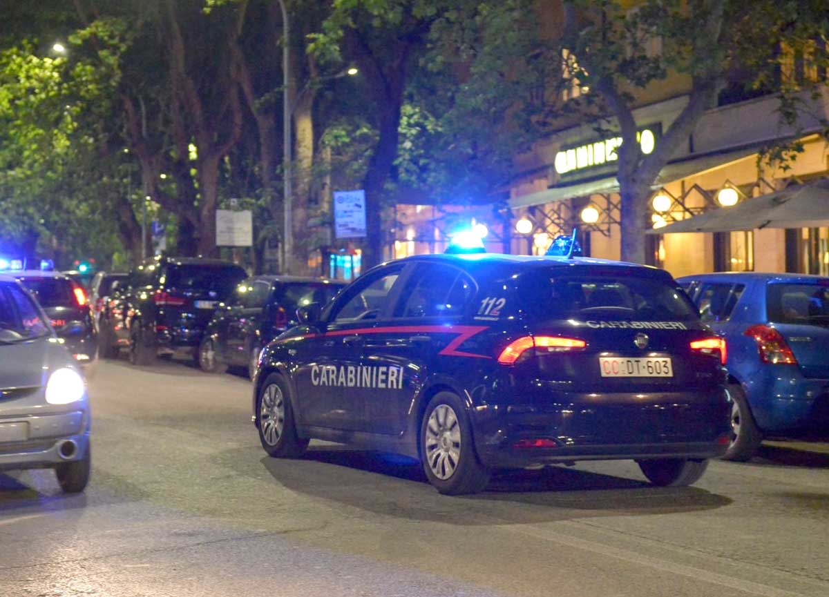 Roma da paura, caccia a un suv che ha tentato di investire un Carabiniere. Il militare spara un colpo di pistola Roma da paura, caccia a un suv che ha tentato di investire un Carabiniere. Il militare spara un colpo di pistola