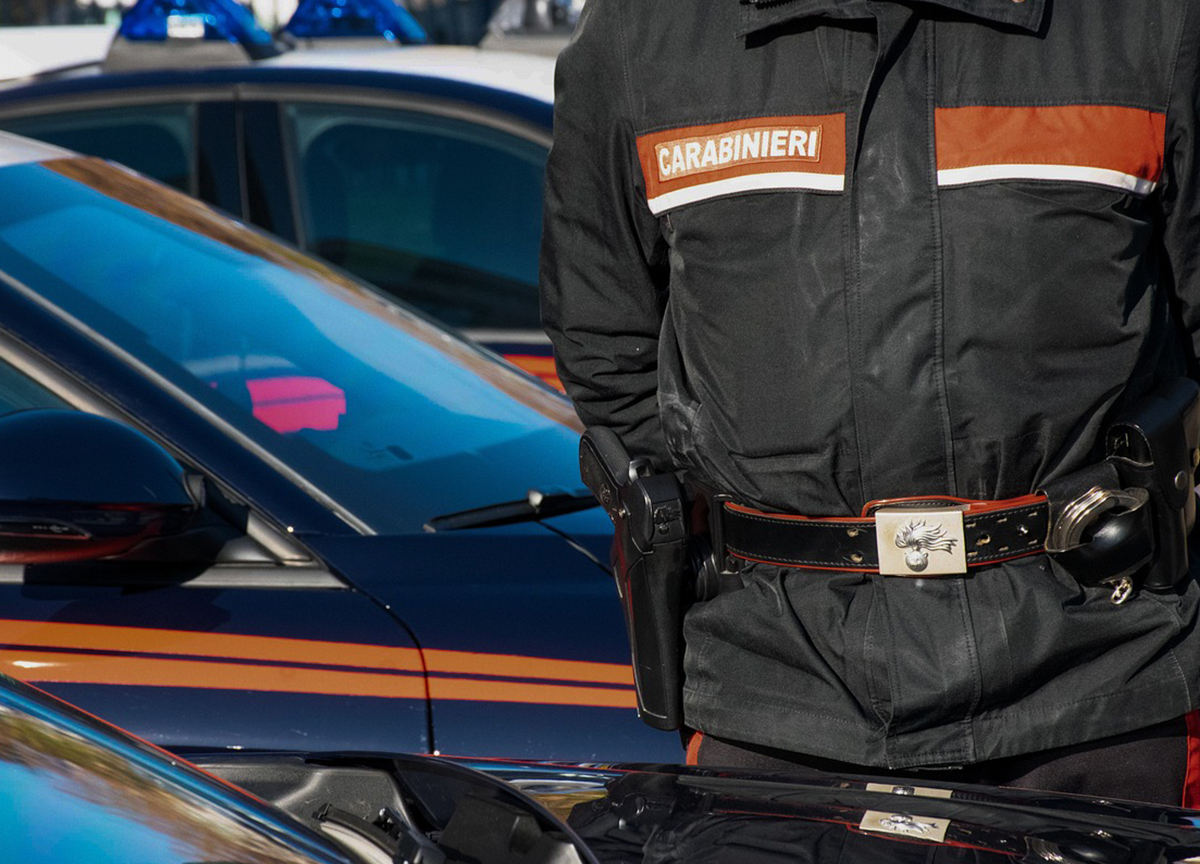 Roma da paura, caccia a un suv che ha tentato di investire un Carabiniere. Il militare spara un colpo di pistola Roma da paura, caccia a un suv che ha tentato di investire un Carabiniere. Il militare spara un colpo di pistola