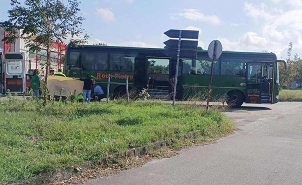 Muore a 14 anni investita da un autobus fuori da scuola Muore a 14 anni investita da un autobus fuori da scuola
