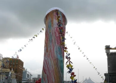 Napoli, la statua di Pulcinella sembra un pene. E il nome non aiuta “Tu si ‘na cosa grande”. L’ironia partenopea