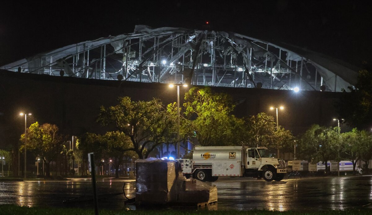 L’uragano Milton si abbatte sulla Florida: 4 morti, blackout e case distrutte. Oltre tre milioni di persone senza elettricità