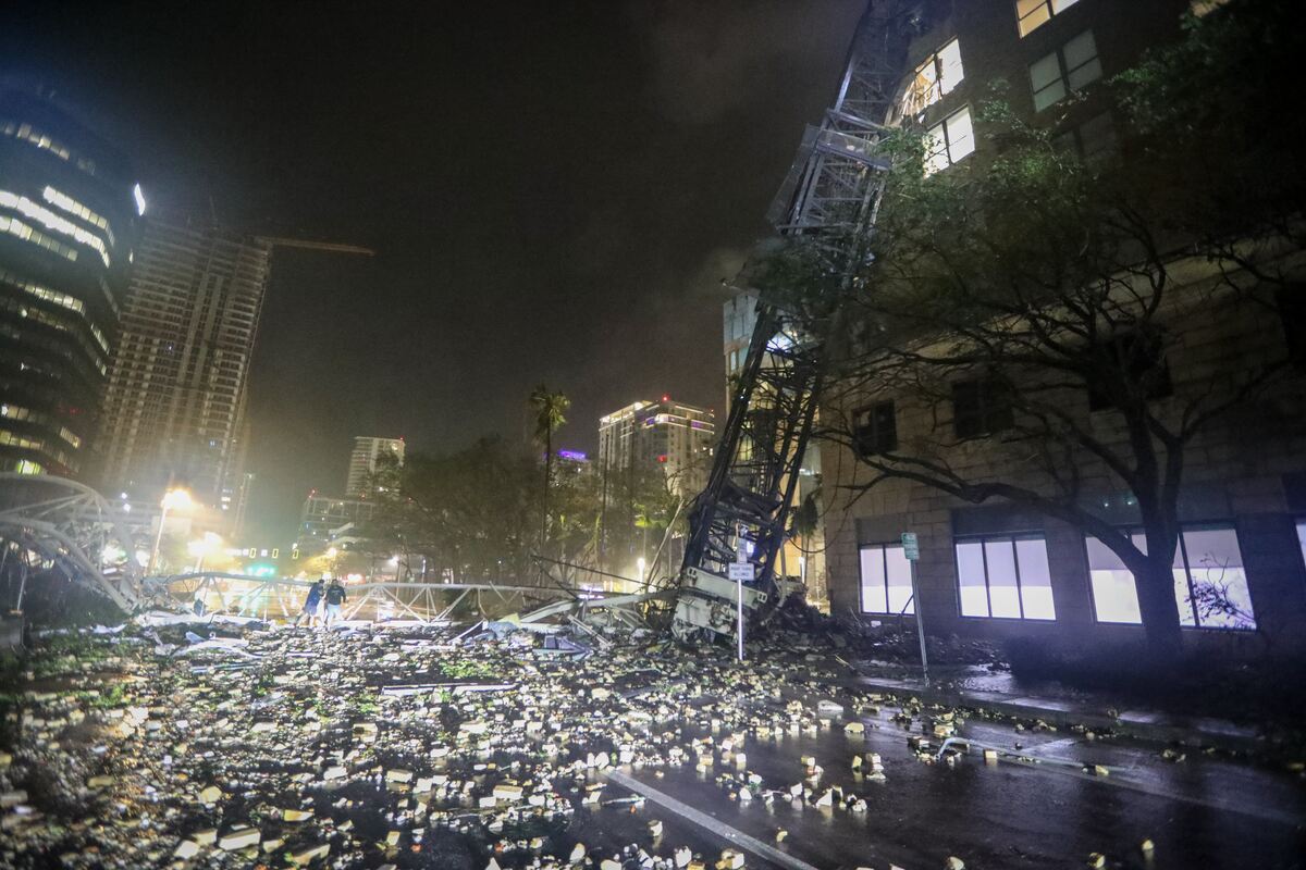 L’uragano Milton si abbatte sulla Florida: 4 morti, blackout e case distrutte. Oltre tre milioni di persone senza elettricità