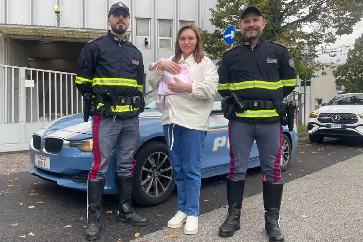 Milano, donna partorisce in autostrada assistita da due agenti di Polizia Milano, donna partorisce in autostrada assistita da due agenti di Polizia