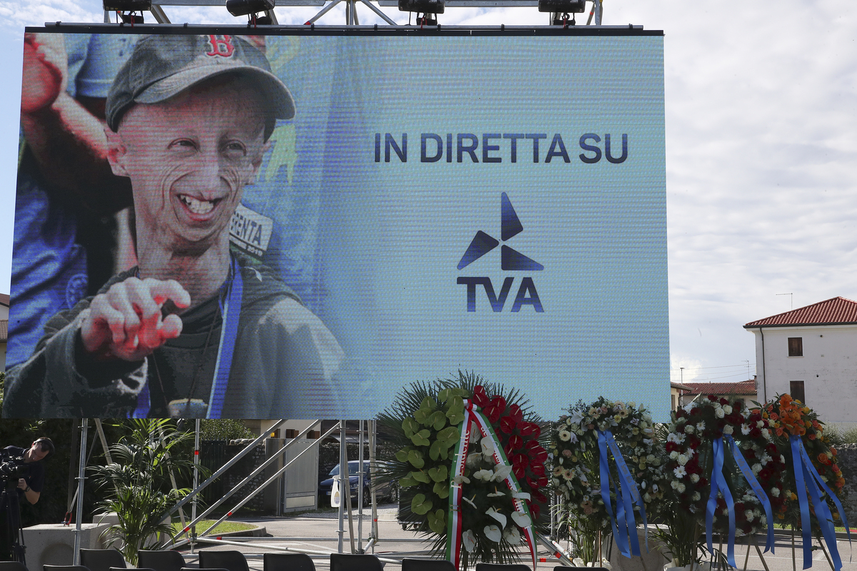 Funerali Sammy Basso, la lettera scritta prima di morire: “Ricordatemi di me facendo festa” Funerali Sammy Basso, la lettera scritta prima di morire: “Ricordatemi di me facendo festa”