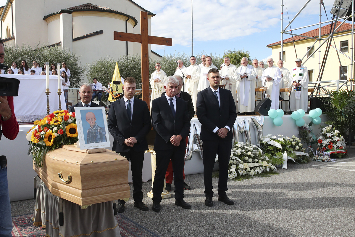 Funerali Sammy Basso, la lettera scritta prima di morire: “Ricordatemi di me facendo festa” Funerali Sammy Basso, la lettera scritta prima di morire: “Ricordatemi di me facendo festa”
