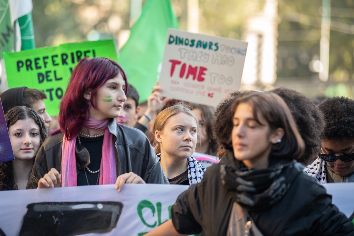 Fridays for Future: a Milano c’è anche Greta Thunberg (in kefiah). FOTO