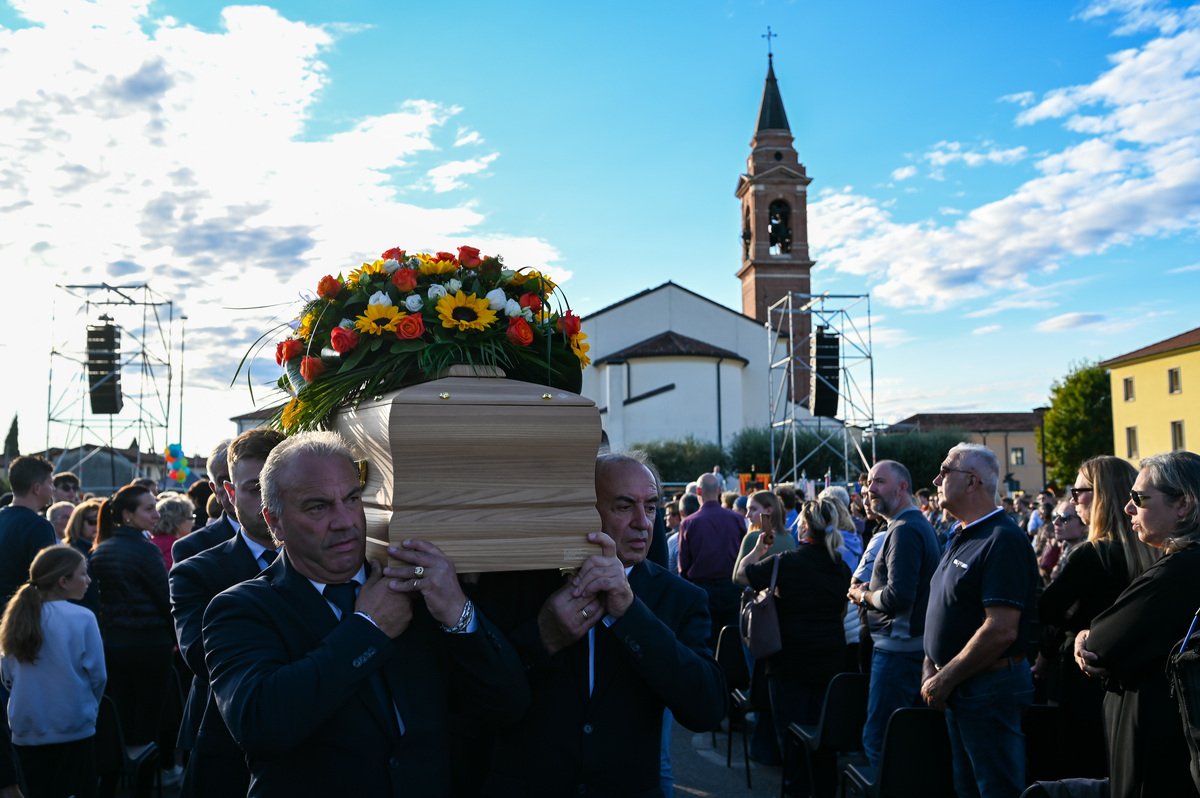 Funerali Sammy Basso, la lettera scritta prima di morire: “Ricordatemi di me facendo festa” Funerali Sammy Basso, la lettera scritta prima di morire: “Ricordatemi di me facendo festa”