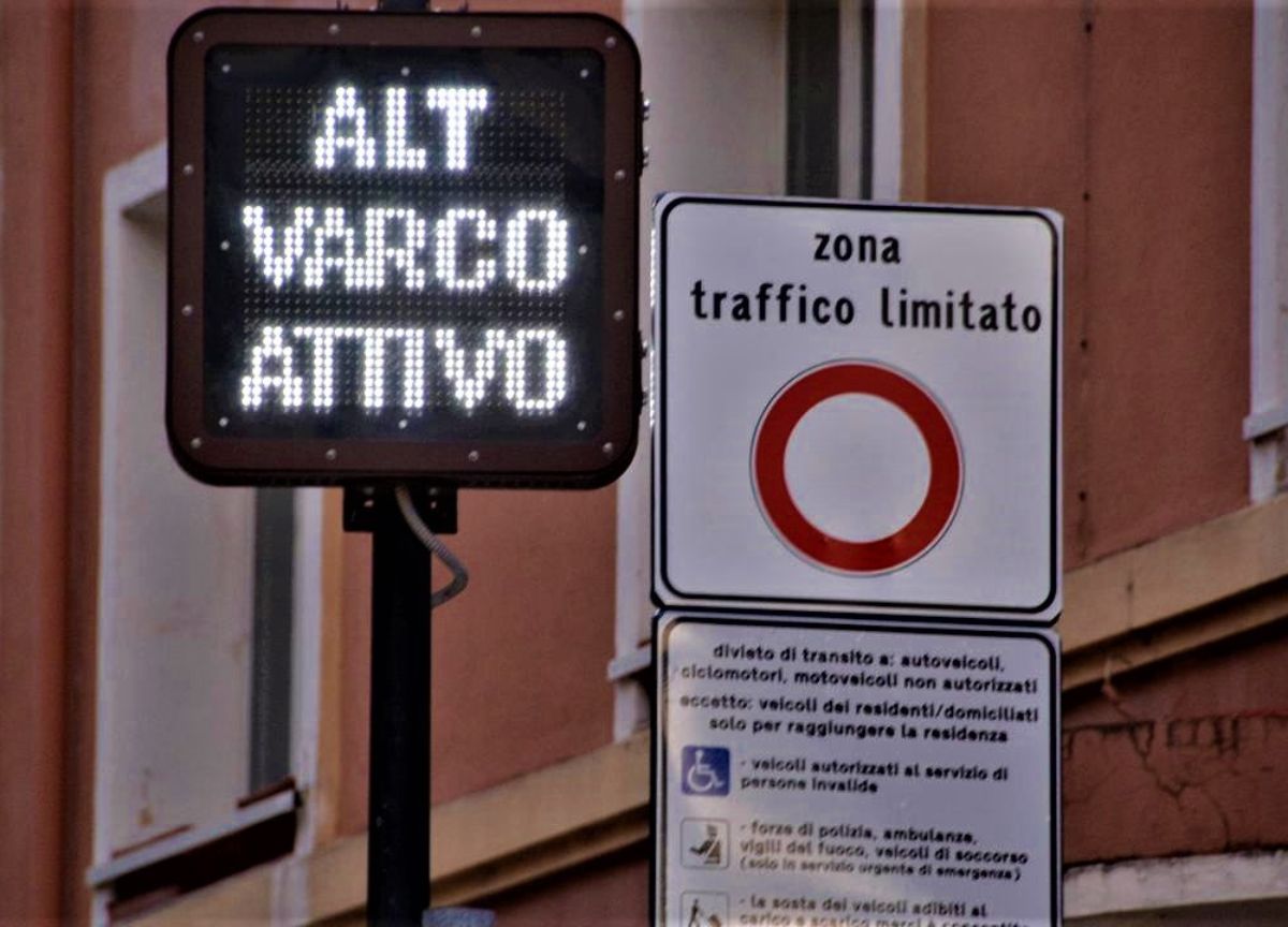 Fascia Verde Ztl, è gara tra Comune di Roma e Regione Lazio a chi si intesta l’ennesimo rinvio. Spento il sistema da 28 mln Fascia Verde Ztl, è gara tra Comune di Roma e Regione Lazio a chi si intesta l’ennesimo rinvio. Spento il sistema da 28 mln