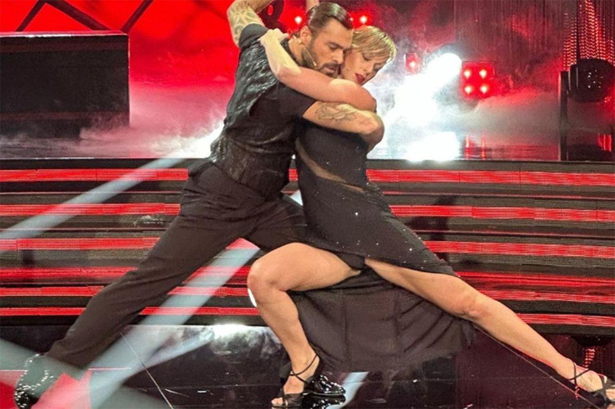 Ballando con le stelle 2024, Benedetta Parodi e Fabio Caressa tris a passo di samba su Rai1. Prima eliminazione tra i vip, cresce l’ansia Ballando con le stelle 2024, Benedetta Parodi e Fabio Caressa tris a passo di samba su Rai1. Prima eliminazione tra i vip, cresce l’ansia