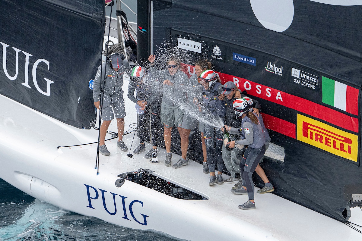 PUIG WOMEN’S AMERICA’S CUP: Luna Rossa Prada Pirelli: il team femminile trionfa nel match race contro i britannici PUIG WOMEN’S AMERICA’S CUP: Luna Rossa Prada Pirelli: il team femminile trionfa nel match race contro i britannici