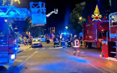 Incendio ad Abano Terme, paura nella notte: il fumo invade l’hotel Alexander. Oltre 200 evacuati, persone intossicate