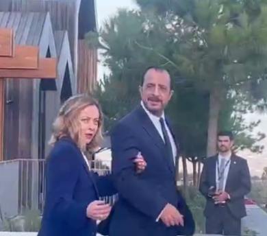 Meloni a Cipro scherza con i giornalisti: “Ma perché ci siete solo voi?”