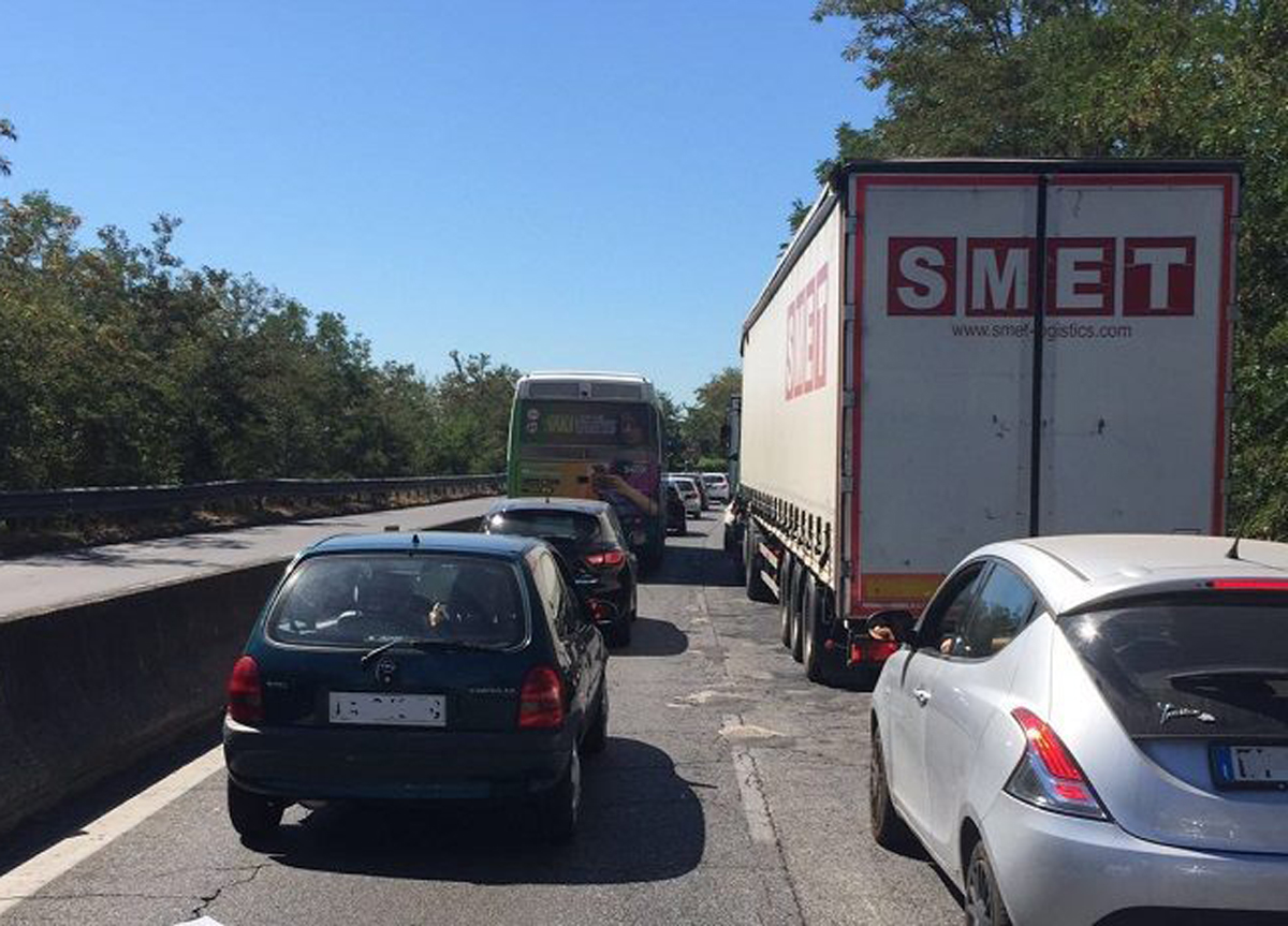 Paura sulla Pontina, 86enne al volante entra contromano a Tor de’ Cenci, fermato a Castel Romano: provoca 3 incidenti Paura sulla Pontina, 86enne al volante entra contromano a Tor de’ Cenci, fermato a Castel Romano: provoca 3 incidenti