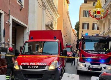 Fontana di Trevi, dramma sul lavoro: crolla un ascensore, muore un operaio nigeriano di 48 anni, due feriti
