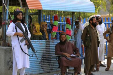 Talebani, nuove regole che fanno tremare il mondo: “Basta esseri viventi in tv in Afghanistan. Lo impone la Sharia”