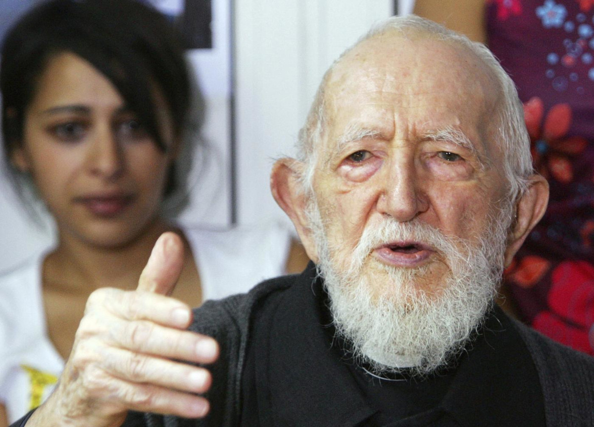 Abbé Pierre, abusi sessuali su 24 donne: i vescovi sapevano tutto. “Atti riprovevoli, ragazze segnate per tutta la vita” Abbé Pierre, abusi sessuali su 24 donne: i vescovi sapevano tutto. “Atti riprovevoli, ragazze segnate per tutta la vita”