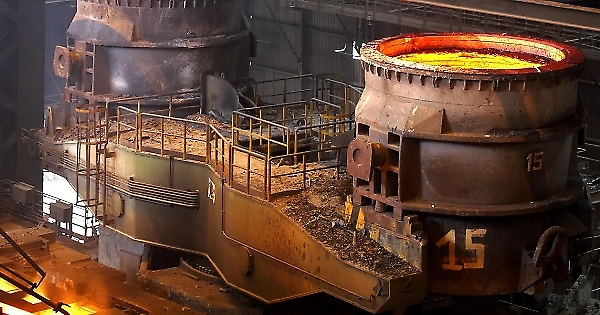 Ex-Ilva, il ministro Urso riaccende l’Altoforno1 tra le proteste dei tarantini