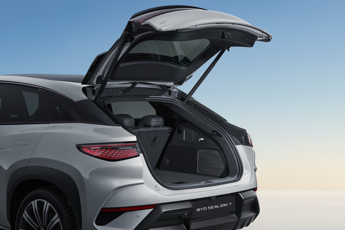 BYD SEALION 7 debutta al Salone dell’Auto di Parigi: il nuovo SUV sportivo ed elettrico che punta all’Europa BYD SEALION 7 debutta al Salone dell’Auto di Parigi: il nuovo SUV sportivo ed elettrico che punta all’Europa