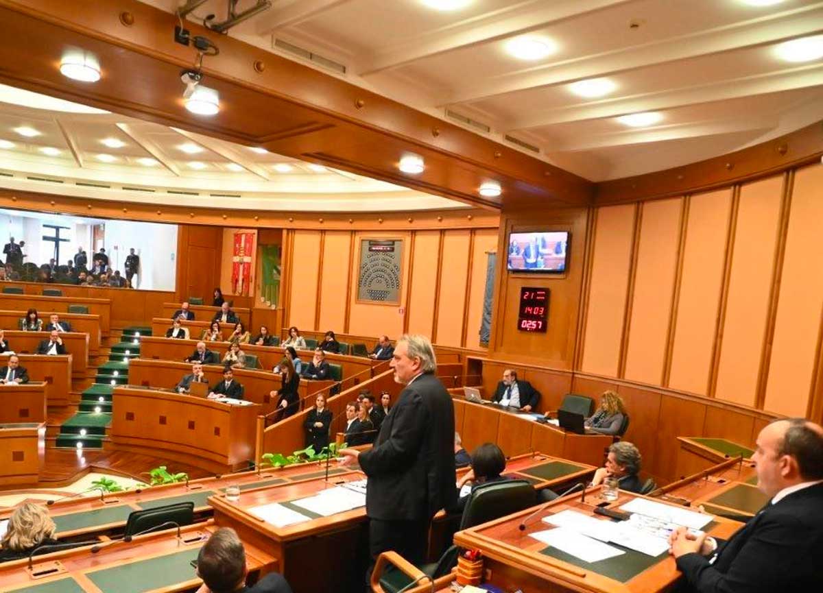 La Dolce Vita del Consiglio regionale del Lazio: 71 giorni di vacanze estive. E Forza Italia difende Rocca La Dolce Vita del Consiglio regionale del Lazio: 71 giorni di vacanze estive. E Forza Italia difende Rocca