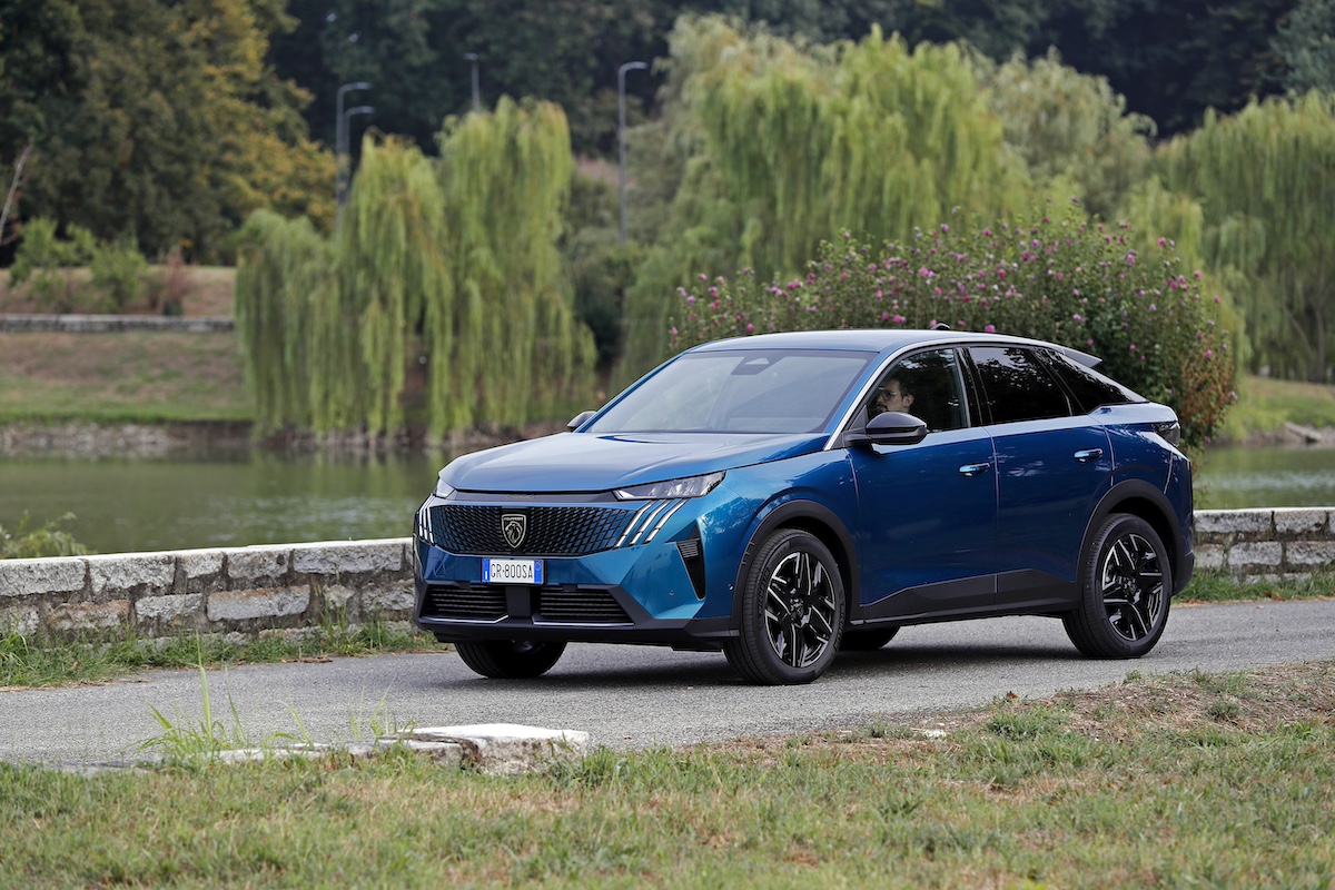 Peugeot lancia le versioni Long Range di E-3008 ed E-5008: la migliore autonomia nel segmento SUV elettrici Peugeot lancia le versioni Long Range di E-3008 ed E-5008: la migliore autonomia nel segmento SUV elettrici