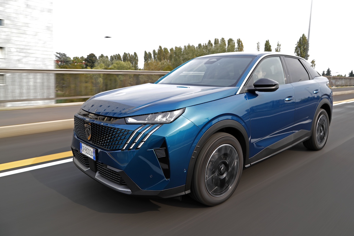 Peugeot lancia le versioni Long Range di E-3008 ed E-5008: la migliore autonomia nel segmento SUV elettrici Peugeot lancia le versioni Long Range di E-3008 ed E-5008: la migliore autonomia nel segmento SUV elettrici