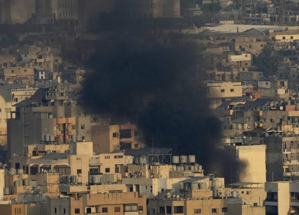 Guerra, Israele bombarda il sud di Beirut. Unifil denuncia: “Tank israeliano ha sparato sulla nostra postazione” Guerra, Israele bombarda il sud di Beirut. Unifil denuncia: “Tank israeliano ha sparato sulla nostra postazione”